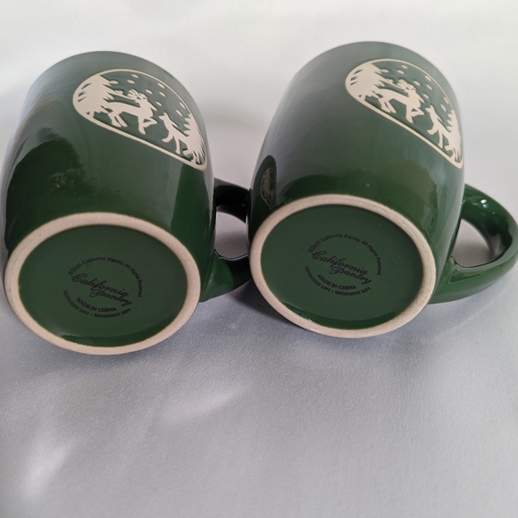 California pantry Pair Of Green Christmas Mugs With Reindeer. No chips or crack - Picture 4 of 4